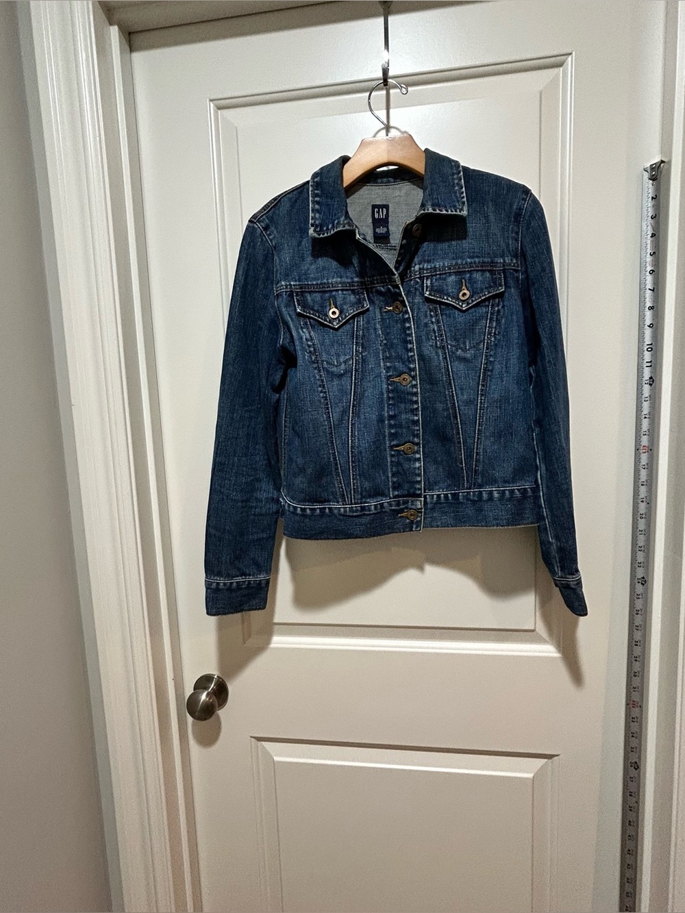 GAP women’s size S Denim Jean Jacket. Two pockets. Like New. Nice detail
